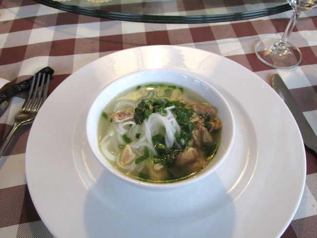 そしてエモーション号最後の食事<br /><br />軽い昼食と書いてあったけれど、朝食同様しっかりとでました。<br />最後の食事でガイドさんも参加してのお喋り。<br />干支の話で盛り上がりました。FさんとMさんとわが夫、年は違えど三人が寅年。<br />ガイドさんは卯年。へえ〜、ベトナムにも干支があるんだあ。<br /><br />Fさんと、ガイドさんがHONDAは素晴らしいと力説していました。