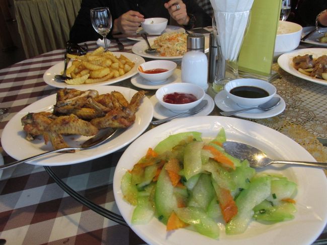 なんだか皆さん食欲ないのかたくさん残してしまいました。<br /><br /><br />次に乗るお客さんは30人くらいだそうで、ビュッフェの用意をしていました。