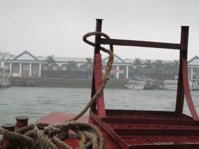 いよいよ下船。<br /><br />ガイドさん、FさんWさん夫妻、Mさんに別れを告げてハノイの町に戻ります。