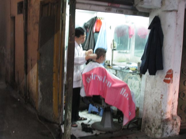 空港へ行くまでハノイの町を楽しもう。<br />こんな床屋さんありました。<br />スーツケースをゴロゴロさせて、雨の中を歩きます。<br />APTトラベルさんが荷物を預かってくれると言ってくれましたが、行きたい方向ではなかったため荷物を持って移動します。<br /><br />再び、マッサージの店Van Xuanへ。<br />こんどはフットマッサージ。<br />足を温めている間にも、肩や背中を揉んでくれます。<br />足が中心ですが、後半は上半身もしっかり揉んでくれました。<br />ボディマッサージじゃなくてもいいかも。