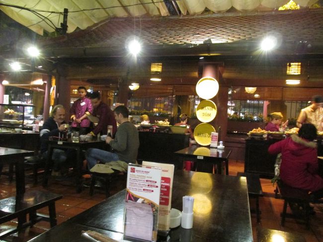 周りにぐるっと屋台のようになっていて、選ぶこともできるそうです。