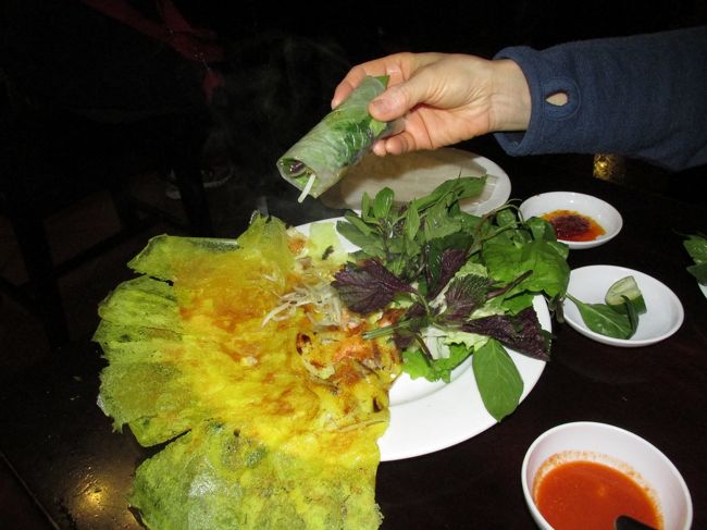 これをライスぺーバーでくるんでできあがりです。<br /><br />食事を終えて、お土産を買おうとスーパーに向かいます。<br />雨は降っているし、荷物はあるしでもう大変。<br />結局着いたスーパーは休みなのか終了してしまったのか開いてませんでした。