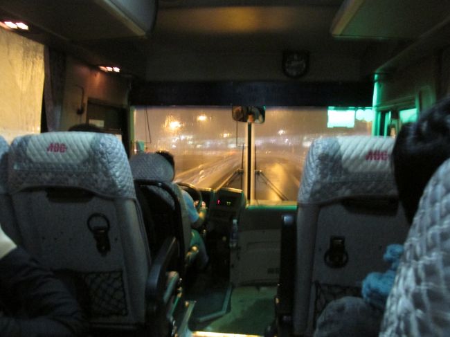 さあ、大韓航空のカウンターへ向かおう。<br />しかし、なんか変だぞ・・・。<br />もしやここは国内線！<br />タクシーのお兄ちゃん間違えた！！！<br />いや、知らないのかも。<br />ドンは使ってしまったし、国際線までどれくらいかかるんだろ。<br />インフォメーションも見あたらない！<br />外へ出て、警備のおじちゃんに聞いたらシャトルバスがあるという。<br />助かったあ。<br />シャトルバスのなかでお隣に座ったベトナム人のお姉さんに、タクシーの運ちゃんに国際線だと言ったのに国内線で降ろされた！と言ったら、私もです！と言っていました。