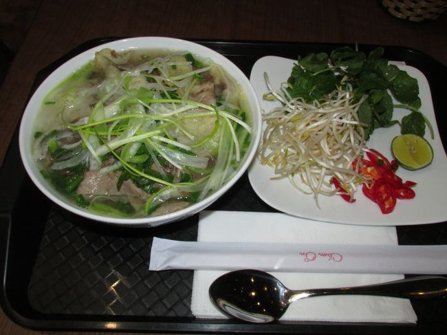 夫は最後のフォーを食べる。