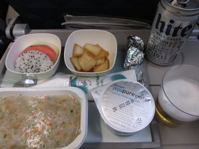 ソウルへ向かう。<br />23:10発少々遅れる。<br />しばらくすると、機内食がでる。<br />この後もなかなか寝るような状況ではなく、ちょっと辛かった。<br />