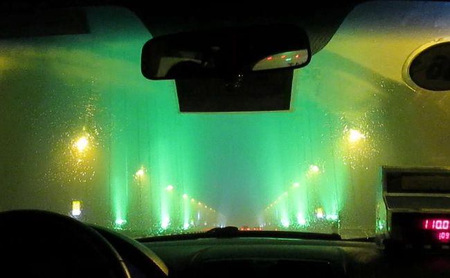 仕方ないので空港へ向かおうと空港バス乗り場へ。<br />なんだか真っ暗。<br />タクシーの運ちゃんたちがバスは終わったよと・・・。<br /><br /><br />気落ちしたままスーツケースを再びゴロゴロさせ、広い通りまで出てタクシーを拾いました。<br />英語を話せるタクシーのお兄さん。この橋は日本人が造ったと説明してくれました。