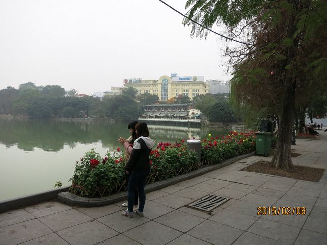 ハノイは寒かったのです。<br />朝の気温が12〜13℃くらい。<br />市民の憩いの場になっているホアンキエム湖周辺の公園