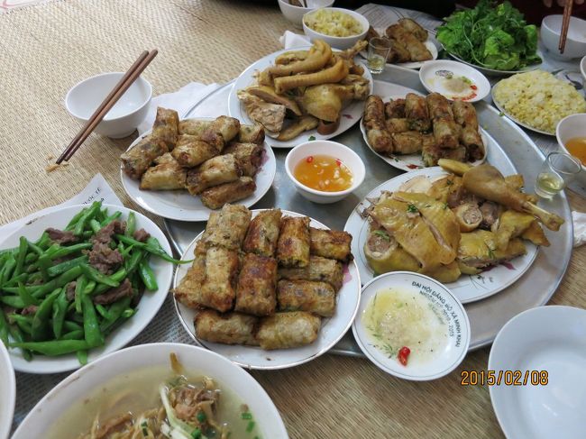 伝統的なスタイルで､床にござを敷いて座って（あぐらで）お正月料理をいただきました。<br />鶏肉料理がメインですが、春巻きやササゲと牛肉の炒め物など､どれもとってもおいしかったのです。