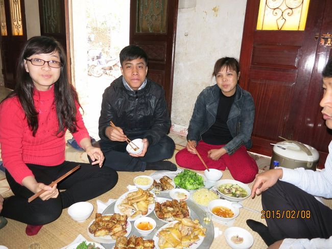 幸せそうな家族です。<br />お父さんは行政区の役員(職員）です。<br />とってもまじめな人。<br />お母さんは料理が上手で明るくていつも歌を歌っています。