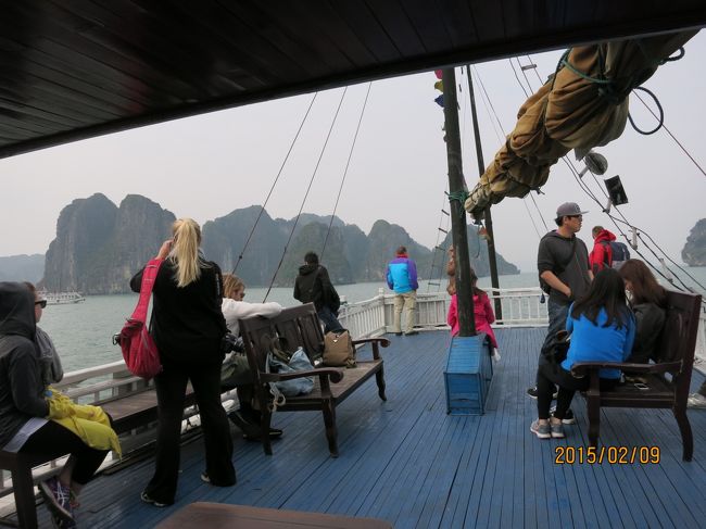 一応ハロン湾クルーズに行ってきました。<br />大気汚染で島々はかすんでいます。<br />40〜50年前の高度経済成長時代の日本のように環境汚染よりもうけを優先している段階なのでしょうか。<br />湖や川もあまりきれいとはいえないのです。<br />まあ、そういう段階を経てきれいな空気と水、景色をもっと大事にしていく時期が来るのでしょう。早くそうなって欲しいです。<br />進出している日本企業にもその辺の配慮はしっかりやって欲しい。<br />