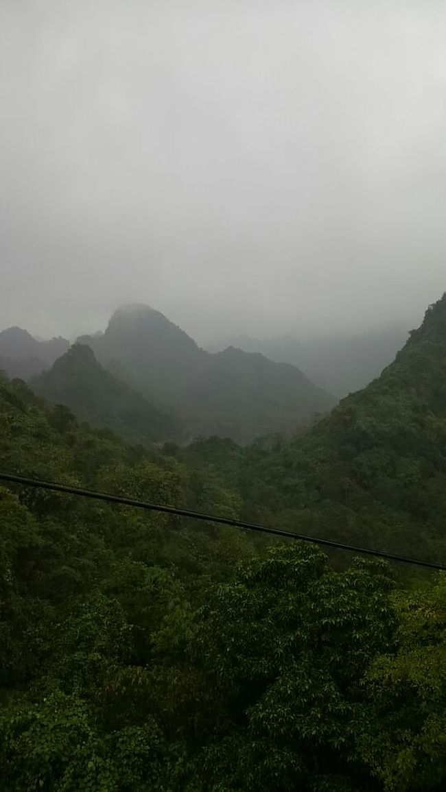 ケーブルカーからは周辺の山並みが見渡せる。