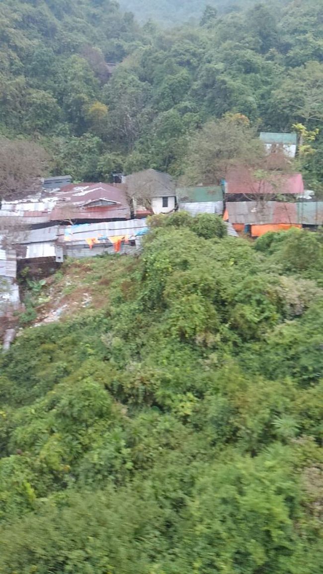 参道の両側には数百ｍ（約８００ｍ）に亘って小屋掛けの売店が続いているが、大半が営業していない。今日は祭日、例大祭ではないからか・・