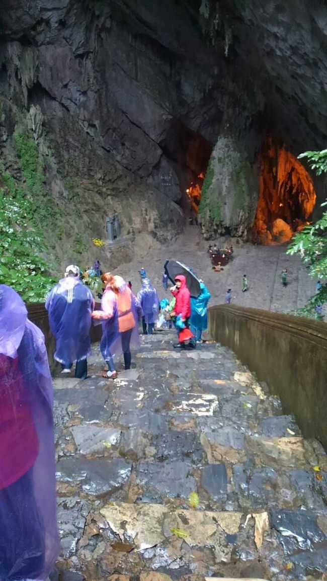 雨に濡れて滑り易い石段を慎重に降りて行く。