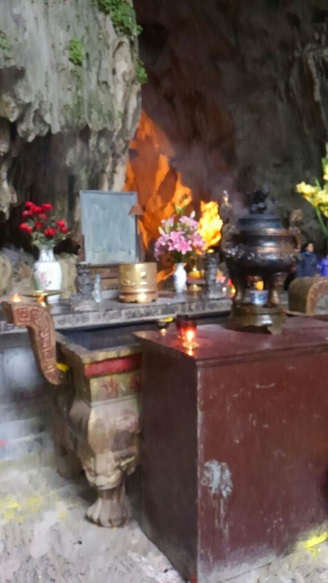 色々と捧げものが上げられている。