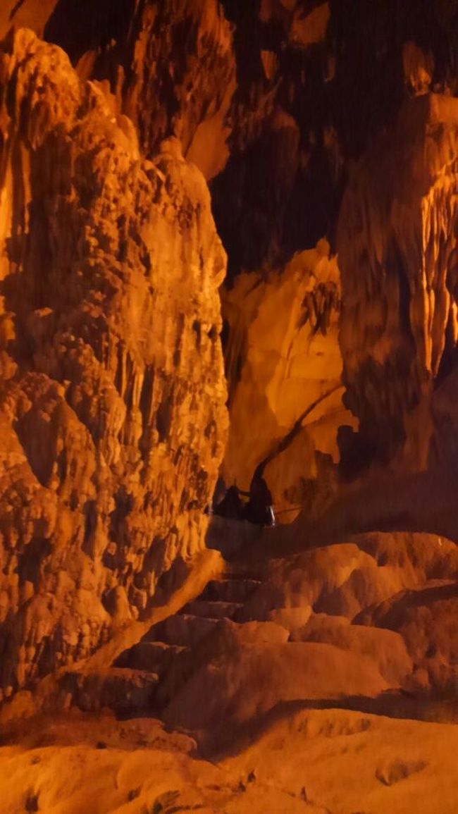 洞窟内のあちこちに小さな仏が祀られている。