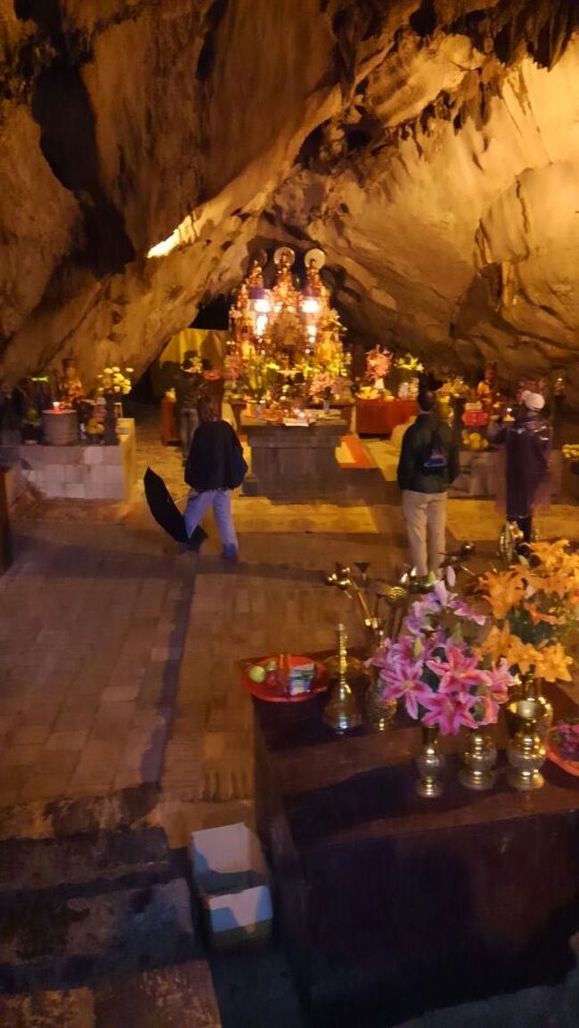 そうした祭壇にお参りするベトナムの人々。