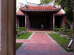 一応お腹も満たされたので、駅まで帰りがてらちょこっと台南観光をしようということになりました。
孔子廟が近いことが分かり、とりあえず行ってみることにしました。
http://www.taipeinavi.com/miru/75/