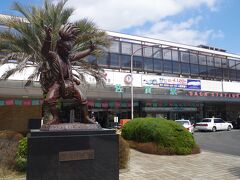 JR佐賀駅。今回の街歩きはここから。

ひなまつりの主会場の一つ柳町に近い「呉服元町」や、「佐賀城本丸歴史館」方面へのバスは本数も多く、ひなまつり期間中の土日祝は、「ひなまつり周遊バス」が20分間隔(一律150円)で運行しています。タクシーもつかまえやすいと思います。

徒歩だと、徴古館へ20分、佐賀城本丸歴史館へ27分、呉服元町へ20分くらいです。呉服元町から徴古館へ8分、徴古館から佐賀城本丸歴史館へ8分です。

また佐賀市城下町は佐賀平野の真ん中にあり、坂道がないのでレンタル自転車での移動も良いかと思います。佐賀駅構内の観光案内所にレンタル自転車の受付があります。