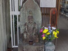 佐賀市は恵比須像でも有名。街歩きのいたるところで石像を見る事ができます。この恵比須像がある「TOJIN茶屋」は佐賀市のコミュニティ施設になっていて、公衆トイレもあります。