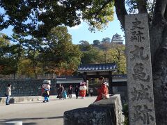 2ヶ所目、丸亀城に到着しました。ご当地キャラ的なのも登場。
週末なのに人が少なく、彼らはけっこう暇そうにプラプラしてました。(笑)