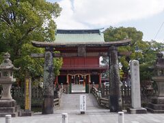県庁前から徒歩6分、貫通道路を西へ、辻の堂交差点を左折して与賀神社。ここにも肥前鳥居があります。