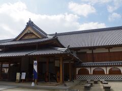佐賀城本丸歴史館。佐賀城本丸御殿の一部を復元した、かなり大きい木造の建築物です。