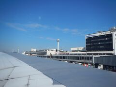 ☆大阪伊丹空港☆

秋晴れで空が高いです。
これからANA765便で大阪伊丹空港から沖縄那覇空港に向けて飛びます。