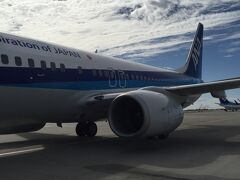 ☆那覇空港☆

那覇空港に到着しました。
が、修学旅行の学生でいっぱい。
乗継時間も少ないので、さっさと１階のバス乗り場に逃げ込みました。

石垣空港行きの飛行機まではバス移動
ANA1775便に搭乗します。
