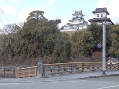 掛川公園の入口付近から天守閣が望めます。
前日の八王子城～江戸城～山中城～駿府城と、天守閣が無い城跡を巡ってきたので、久々に“THE･お城”な感じ。テンションあがりますね。
