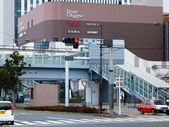 台場交差点とガンダム像で有名なダイバーシティ東京。

DiverCity Tokyo
http://www.divercity-tokyo.com/