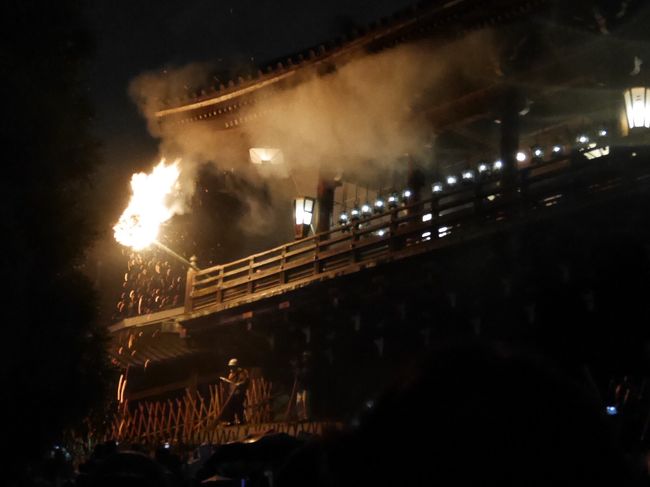 🌂が降る中、40分。二月堂前で待ちました。<br />おかげで、近くで見られました。