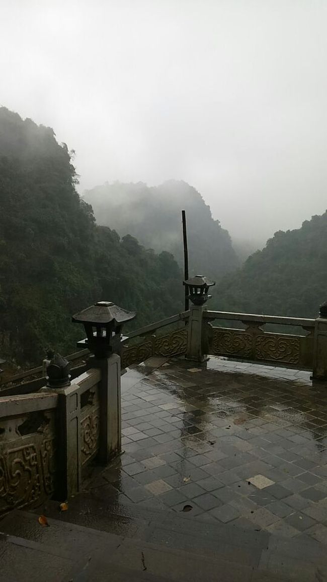 ケーブル山頂駅付近からの眺め。左手の階段が参道の下山道になる。