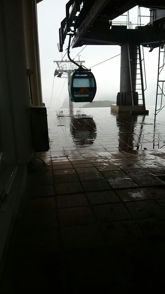 下山のケーブルカーがやってきた。