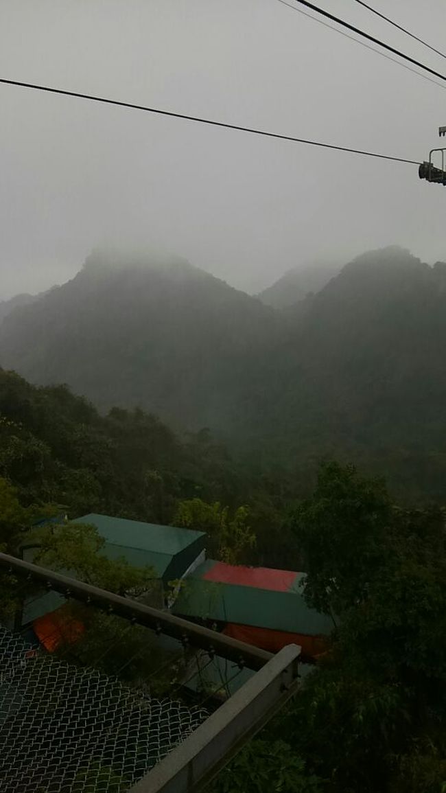 普通の人々はこの参詣道を歩いて山の頂まで登って来るのだ。