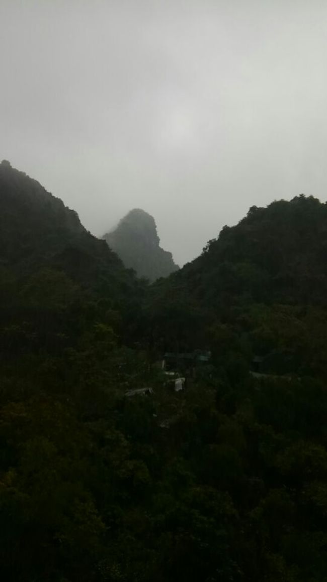 山も段々低くなる。あの尖った峰が山頂だったのか・・