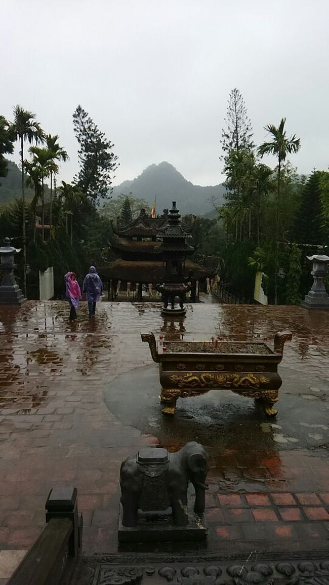 本道の正面から山門を眺める。