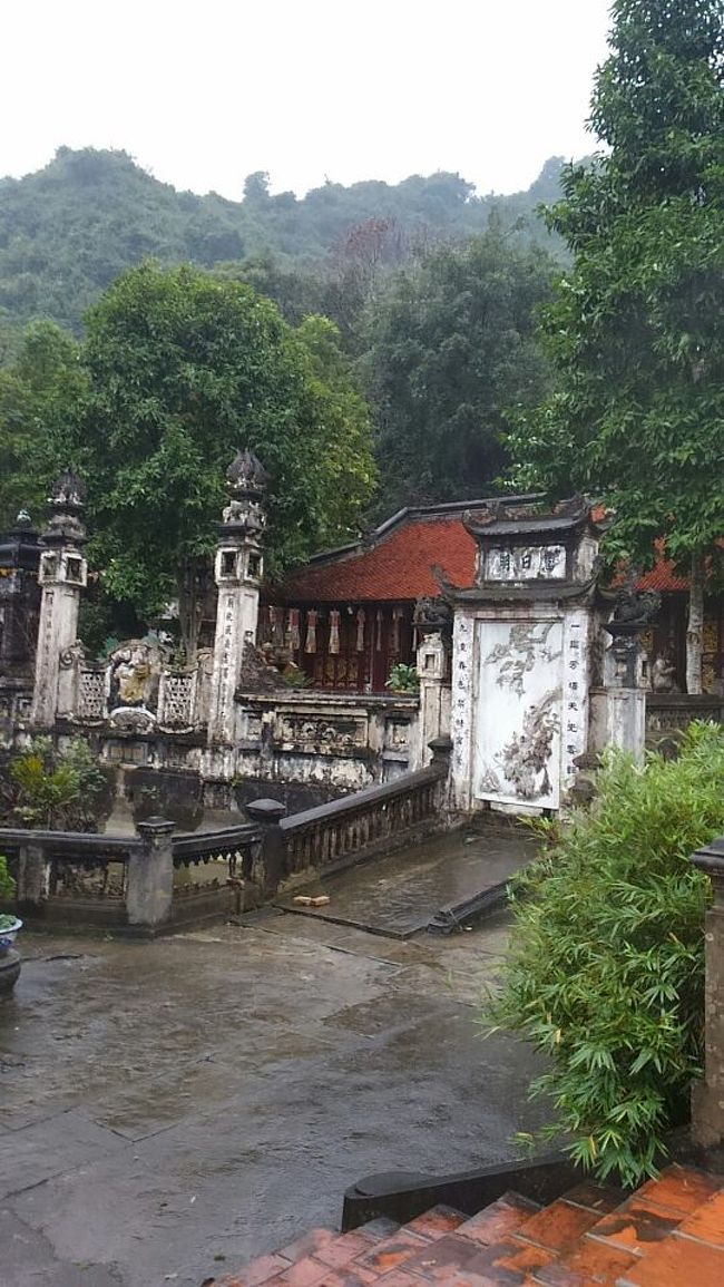 裏に回ると、この寺の歴代のお墓などもあった。