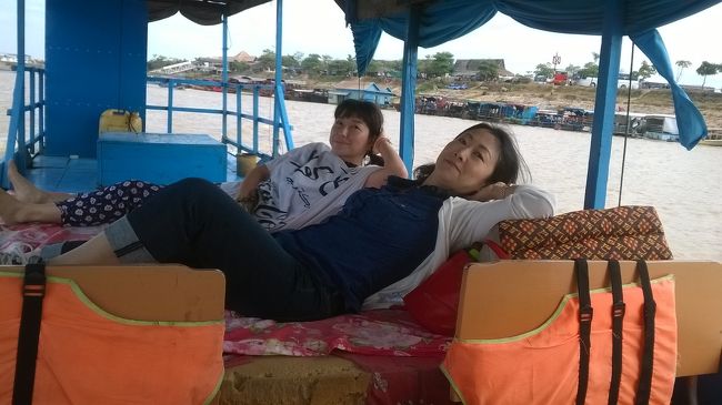 水上生活を見学している。ボードに乗って、楽しかったです｡