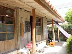 民家をそのままお店にした感じ。
フォートラベルでも久米島で上位に並ぶお店。満席で外に2組ほど並んでました。