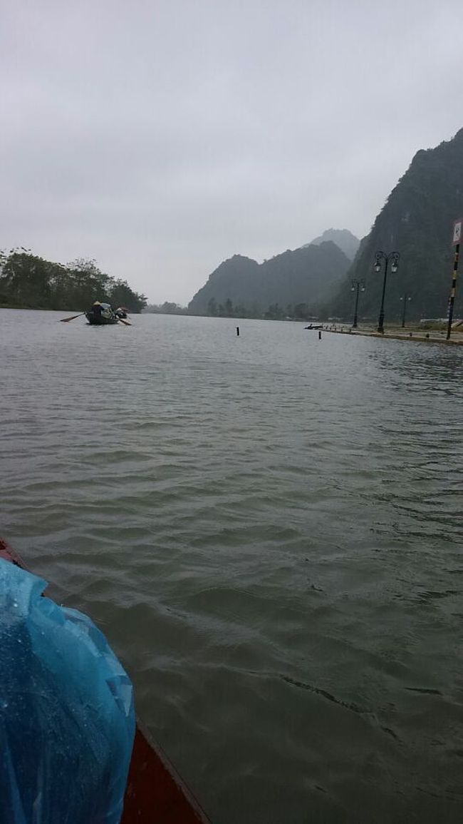 パゴダ寺の参詣を終えた後、再び小舟に乗って町まで戻る。