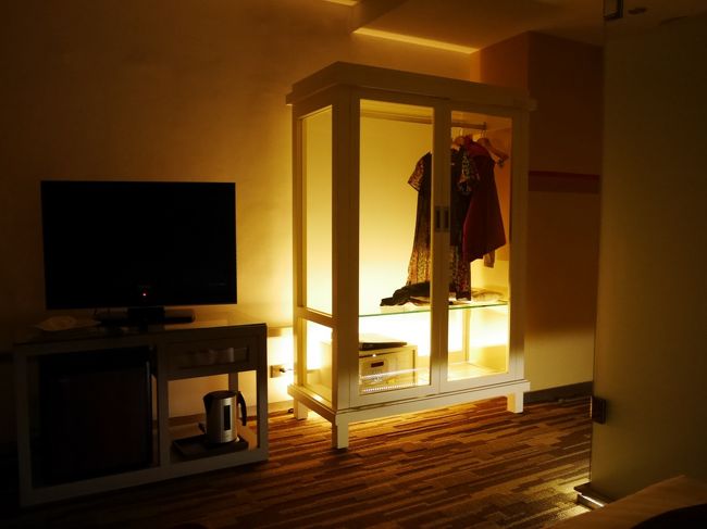 桃園国際空港から台北中心部へ　バスで125元<br />雨なので台北駅からタクシーでホテルへ。80元。<br /><br />東京新宿MAY hotelです。日本語通じますよ。<br />コーヒー、お茶だけでなく、お菓子がたくさんついてました。