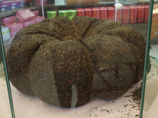 ホテルの一階には有名なお茶屋さんもありました。これは巨大なプーアル茶。
