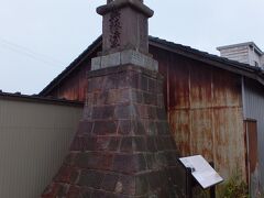 ＜万灯台【市史跡】＞
江戸時代の魚津港は角川河口にあり、北海道や敦賀、大阪まで往来する数多くの船舶が出入りしていた。1868年に完成した際は現在地の山側に設置された。