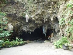 ☆サビチ鍾乳洞☆

「5分程の道のりで行く先は海に抜けるので感動もの」という口コミを見て訪れました。
入場料を支払い、坂をくだるとぽっかりと大きな口をあけた鍾乳洞の入り口が見えてきます。
想像していたより大きいです。