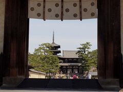 法隆寺　

飛鳥時代の姿を現在に伝える世界最古の木造建築として広く知られています
現在、法隆寺は塔・金堂を中心とする西院伽藍と、夢殿を中心とした東院伽藍に分けられています。
１９９３年１２月にユネスコの世界文化遺産に日本で初めて登録されてました。

拝観料１５００円（西院伽藍内、大宝蔵院、東院伽藍内共通）

