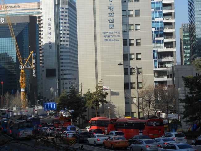 市内を走行している車を見て気が付いた。<br />高級車っぽい車しか見かけない。<br />日本のコンパクトカーや軽四の車はほとんど見かけない。<br /><br />どうしてだろう？？<br />韓国通の人に聞いてみたら、韓国人は人目を気にするので、小さい車に乗ろうとしないとのこと。<br /><br /><br /><br />