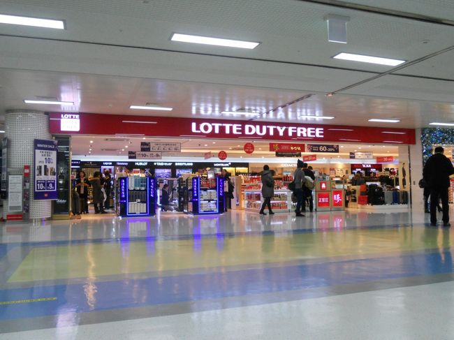 金浦〈キンポ）空港に到着。<br />羽田をを夜に出発したので、事実上2泊2日のソウル旅行はアッという間だった。<br /><br />そういえば、この旅行の2日目に大韓航空のナッツリターン事件が発生。<br />因みに、機内で出されたピーナッツは袋に入っていたなぁ‥（笑）<br /><br /><br />