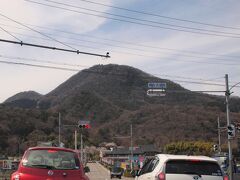 當麻寺めざして車を走らせていくと、二上山を背にした「道の駅ふたかみパーク當麻」が見えました。

先を急ぐので、この信号を左折します。

