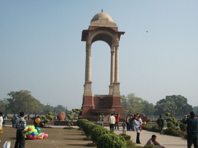 3日目(2011/1/1):バスにてジャイプル → デリー<br /><br />朝、バスに乗って出発を待っていると白い服を着たインド人が乗客ひとりひとりに声をかけていた。ヒンズー教のお布施らしかったので、とりあえず少額を寄付した。その瞬間、額に赤い色を付けてくれた。時々見かける額の赤い印しはこういった時に受けるものなんだと一つ勉強になった。<br /><br />デリーのバスターミナルから徒歩でインド門へ。