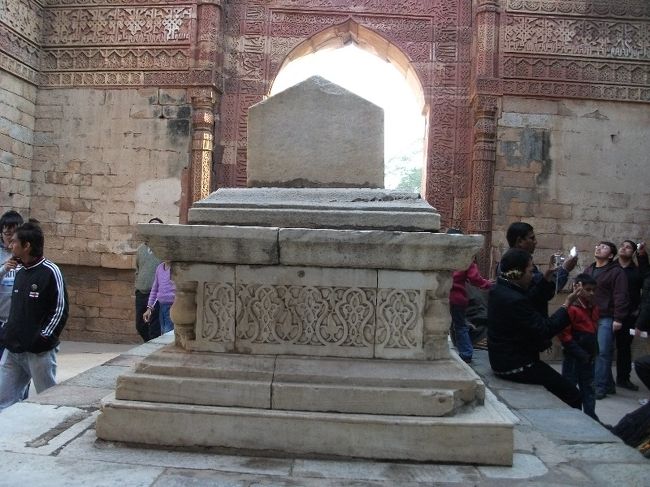 クトゥブ・ミーナール<br />墓